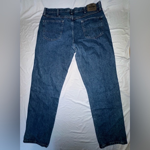 Wrangler Authentic Relaxed Fit Dark Wash Jean Men’s Size 38x32 - Picture 2 of 9